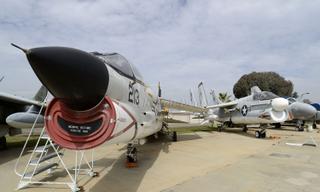 F-8 Crusader et A-7 Corsair