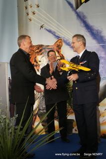 Le Président remet la maquette du Piper Cub au Général Mercier